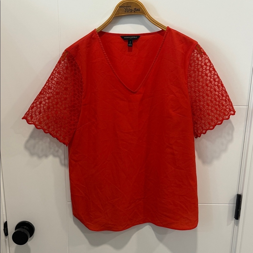 Banana Republic Bright Red V-Neck Lace Sleeve Top size small